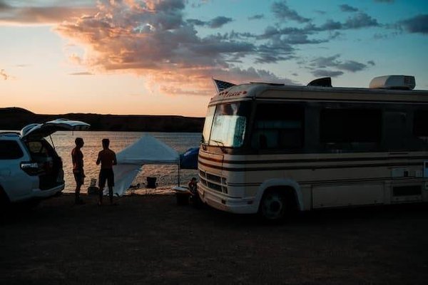 Quels sont les avantages et les inconvénients d'un road trip en camping-car ?
